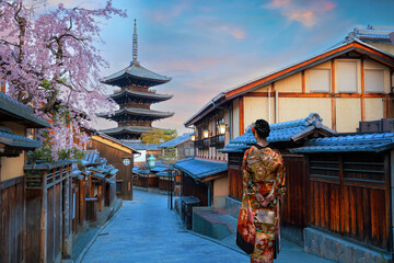 Obraz premium Kyoto, Japan - March 30 2023: The Yasaka Pagoda known as Tower of Yasaka or Yasaka-no-to. The 5-story pagoda is the last remaining structure of Hokan-ji Temple which is built in the 6th-century