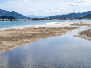 はまなすパーク海水浴場(三松海水浴場東側)と若狭湾の風景。福井県大飯郡高浜町。10月撮影。
