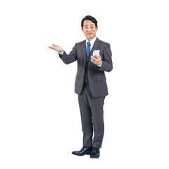 スマホを持って案内する中年ビジネスマン　切り抜き背景透過PNG　