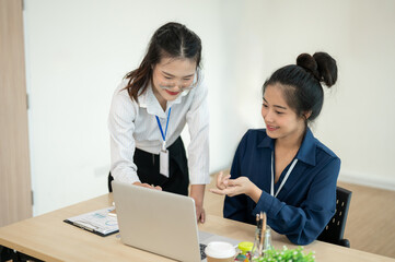 Obraz premium Young business people working together in the office room, exchanging the idea together.