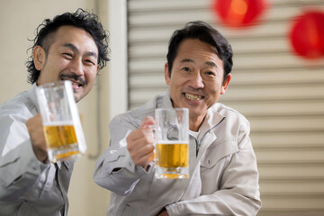 Workers toasting with beer Good job~!looking at a camera