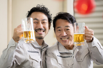 ビールで乾杯する作業員　お仕事お疲れ様～！！のカメラ目線