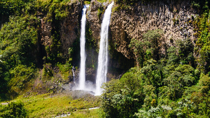 Obraz premium Cascada llamada Manto de novia, un lindo paisaje de Baños, Ecuador