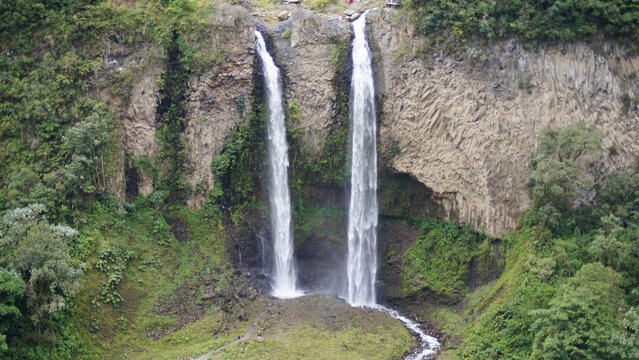 Cascada llamada Manto de novia, un lindo paisaje de Baños, Ecuador