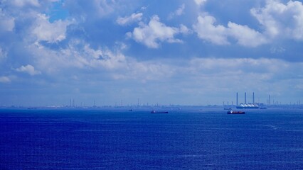 海ほたるから見える東京湾を航行するタンカー