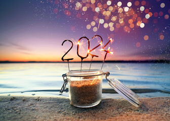 neues Jahr 2024 mit Wunderkerzen - obrazy, fototapety, plakaty