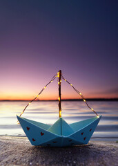 romantisches Boot aus Papier mit Lichterkette
