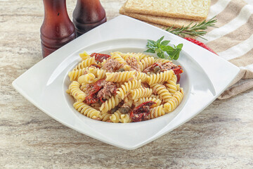 Pasta with tuna and tomato