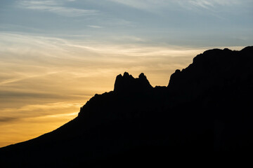 Silueta cercana, detalle del perfil de la montaña al esconderse el sol tras ellas