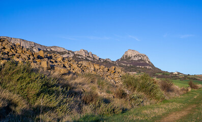 Monte del León Dormido en Navarra, norte de España, al atardecer, visto desde abajo, para iniciar la excursión de subida a la cumbre