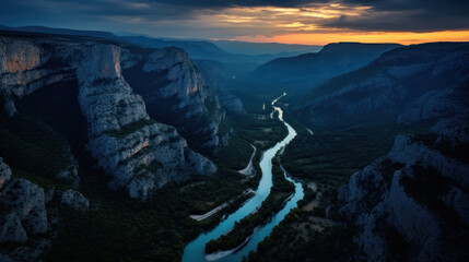 vue aérienne d'un canyon profond au fond duquel coule une rivière, le soir sous un ciel nuageux - obrazy, fototapety, plakaty