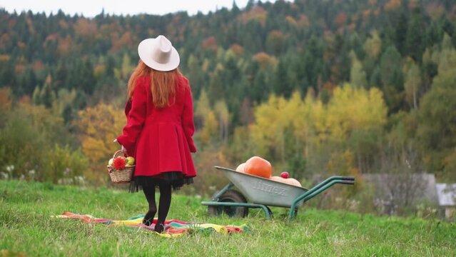 The feminine image and bright clothes of the woman make the video fresh and attractive. Autumn becomes a time for gathering fresh produce, which emphasizes the theme of seasonal eating.