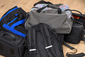 Spakowane torby podróżne leżą na podłodze 