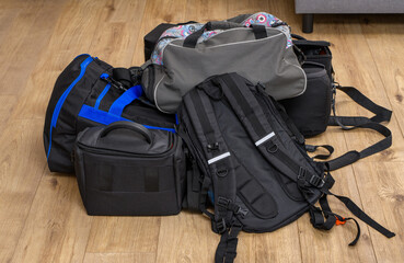 Bagaże spakowane na podróż leżą na podłodze, wyjeżdżać 
