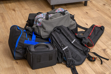 Pakować się na wyjazd, torby j plecaki leżą na podłodze 