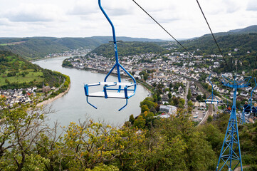 Blick aus dem Sessellift auf den Rhein und auf den Urlaubsort Boppard