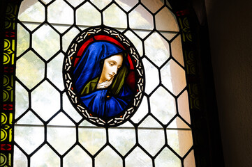 Porträt der heiligen Maria in einem Bleiglasfenster