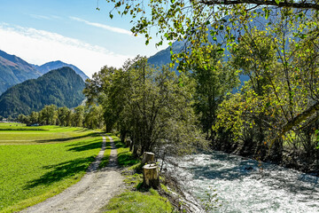 Längenfeld, Ötztaler Ache, Fluss, Uferweg, Ötztal, Wanderweg, Tal, Tirol, Berge, Wald, Landwirtschaft, Sölden, Herbst, Spätsommer, Österreich