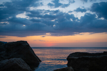 Fototapeta premium Sunset by the sea. Sunset long exposure. Sunset from the beach. Sea cliffs and sunset. Galippoli, Canakkale, Türkiye.