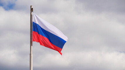 the flag of Russia against the sky