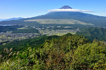 道志山塊の杓子山山頂より望む富士山
