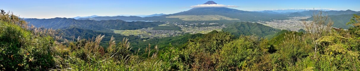 Fototapeta na wymiar 道志山塊の杓子山山頂からの富士山を望むパノラマ 
