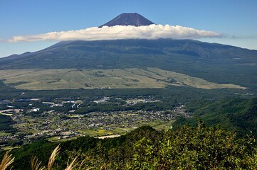 道志山塊の杓子山山頂より富士山を望む
