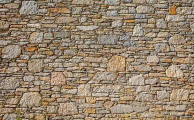 Mur de pierre seiche en granit de Bretagne.