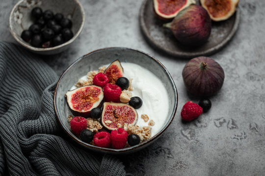 Bol de yaourt muesli fruits figues, myrtilles, framboises et granola