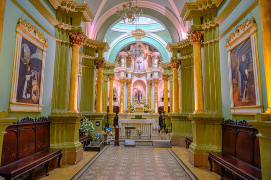 Capela de Santo Domingo em Lima, Peru. Imagem do santo dentro da igreja. 