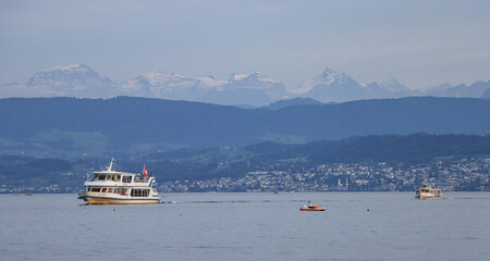 Zürichsee mit Glarner Alpen; Blick vom Bürkliplatz
