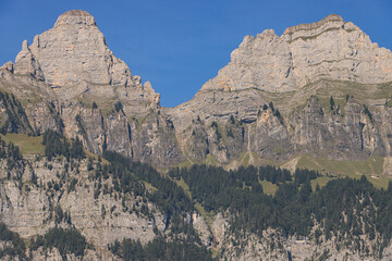 Zwei der Churfirsten über dem Walensee; Zuestoll (2235m) und Schibenstoll (2234m) vom Strandbad Mols gesehen