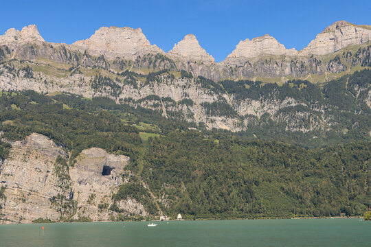 Blickfang &uuml;ber dem Walensee; Blick vom Strandbad in Molsauf die Churfirsten mit Fr&uuml;msel, Brisi, Zuestoll, Schibenstoll und Hinterrugg