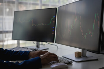 Naklejka premium Market statistics and financial market graphs on laptop screens, financial analysts and day traders working on computers with multi-screen workstations with real-time stocks.