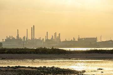 Der Rhein bei Porz-Langel, Köln, mit Blick auf Raffinerie-Anlagen