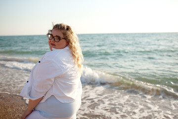 Fototapeta na wymiar Plus size woman walking in the beach against sea