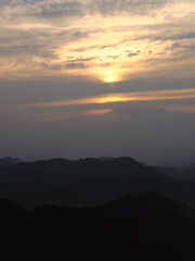 Fototapeta premium 朝日の出た山のシルエット