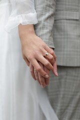 Eine Braut hält die Hand ihres Bräutigams