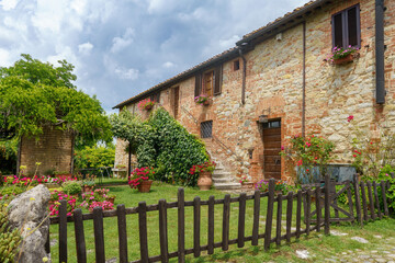 Country house in Val d Orcia, Tuscany, at summer - obrazy, fototapety, plakaty