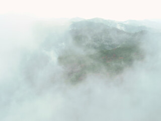霧に隠された山