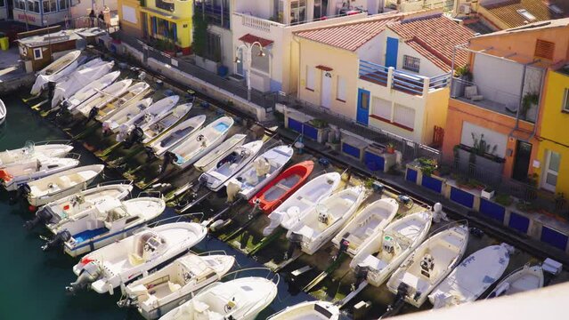 Marseille et son littoral depuis la corniche avec ses plages et la mer dans le centre ville, avec les bateaux, la vue sur le frioul avec les calanques