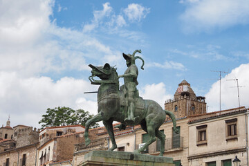 Obraz premium equestrian statue of francisco pizarro in the town of trujillo