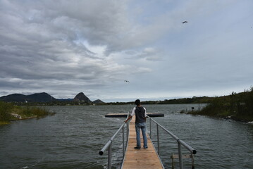 joven en el muelle