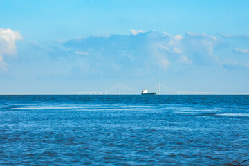 Fototapeta premium Hengsha Island, Shanghai - the sea under the blue sky and white clouds