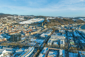 Fototapeta premium Ausblick auf das winterliche Deggendorf, Blick über die Hochschule auf die Stadt