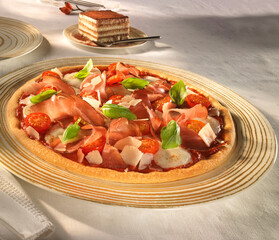 Pizza mit Schinken, Basilikum, Italien, Pizza, Abendessen, Mozzarella,