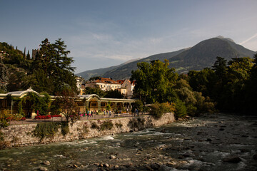 Blick &uuml;ber die Passa in Meran zum Kurpark mit Wandelhalle