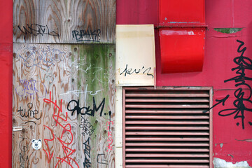裏通りの赤い壁と落書き