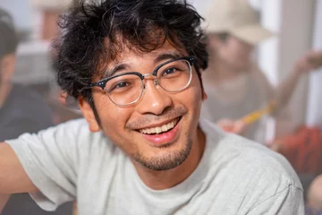 Fotobehang 笑うメガネの男性 © Nii Koo Nyan