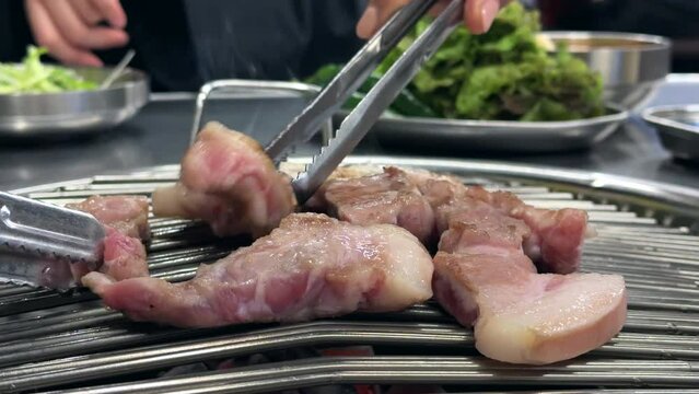 한국식 돼지고기 바베큐중 악어살, 목등심 특수부위 숯불 구이 하는 모습 4k 24 slow